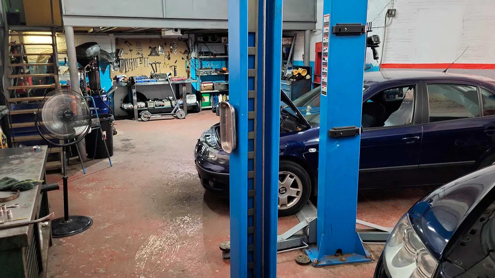 Interior de Autotaller Centre: elevadores y vehículos en el taller